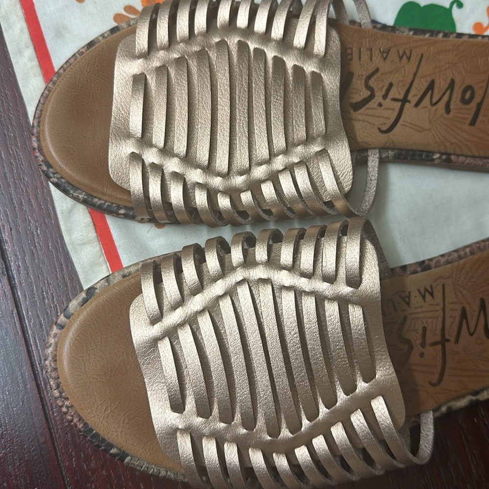 Women 8 gold blowfish Malibu  sandals - Picture 2 of 4